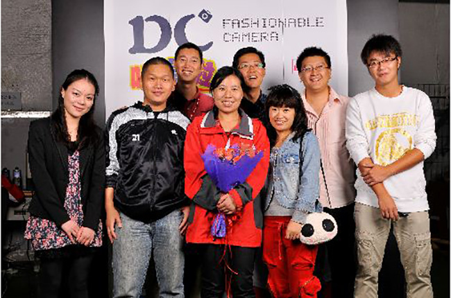 老客戶NEC為表謝意獻(xiàn)花，神碼十周年背景合影意深遠(yuǎn)