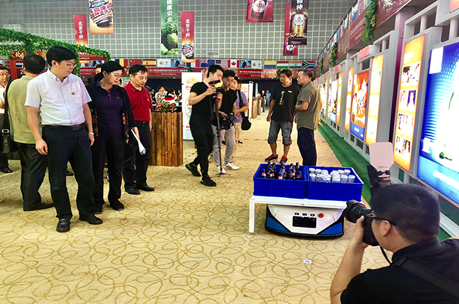 國際啤酒節(jié)：我不是酒神，我是科捷機(jī)器人